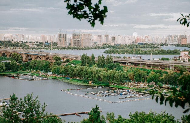 Geweldig luchtfoto drone uitzicht op de stadsrivier en bruggen in Kiev bij zonsondergang