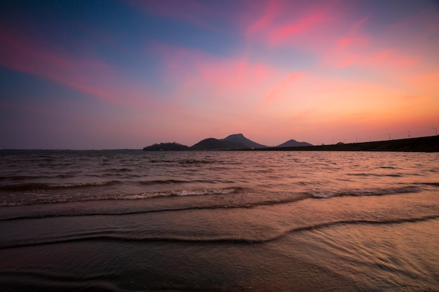 Geweldig mooie zonsondergang op de zee met rock