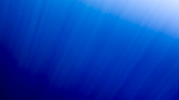 Geweldig onderwaterbeeld van zwemmende vissen en stralende zonnestralen door het wateroppervlak