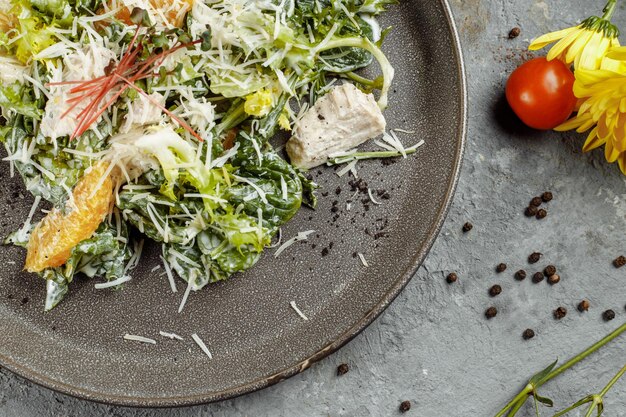 Geweldig oranje Walnut Chicken Salad bovenaanzicht.