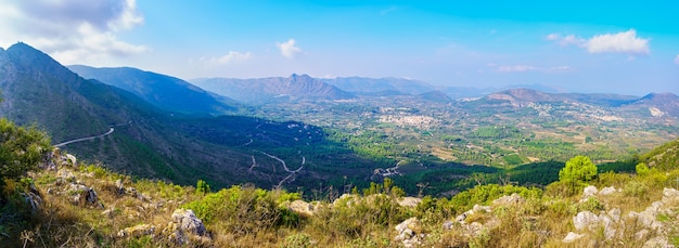 Geweldig panorama van de bergachtige vallei met in de verte kleine witte dorpjes. Alicante-Spanje.