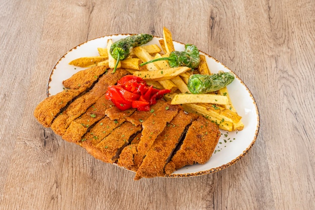 Geweldig Spaans recept voor cachopo met rode piquillo pepers huisgemaakte frites en gebakken padron pepers