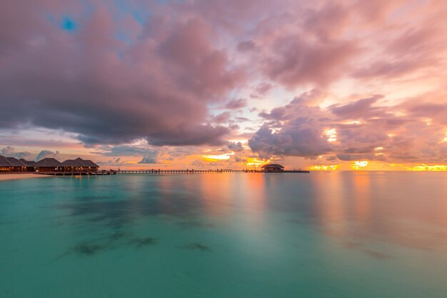 Geweldig strand landschap. Prachtige Malediven zonsondergang zeegezicht uitzicht. Horizon kleurrijke zee lucht wolken