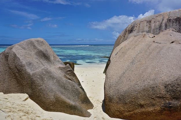 Foto geweldig tropisch strand anse source d'argent met granieten rotsblokken op la digue island, seychellen.