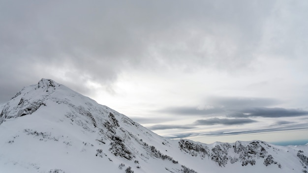 Geweldig uitzicht op de bergen van de Kaukasus bedekt met sneeuw in het skigebied van Krasnaya Polyana, Rusland