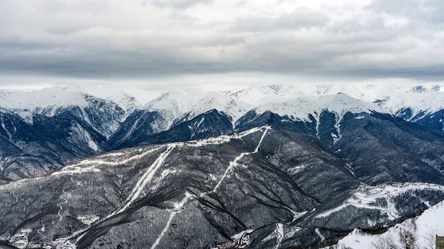 Geweldig uitzicht op de bergen van de Kaukasus bedekt met sneeuw in het skigebied van Krasnaya Polyana, Rusland