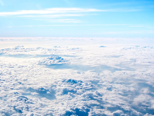 Geweldig uitzicht op de lucht vanuit het raam van het vliegtuig