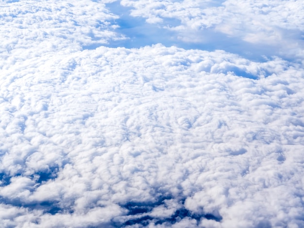 Geweldig uitzicht op de lucht vanuit het raam van het vliegtuig