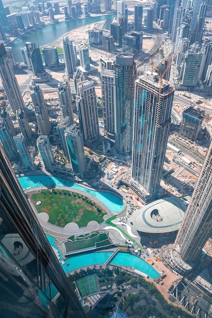 Geweldig uitzicht op de skyline van Dubai van bovenaf de VAE