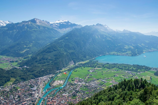 Geweldig uitzicht op de stad en de natuur vanaf de top van Interlaken Harder Kulm Thun uitzicht op het meer