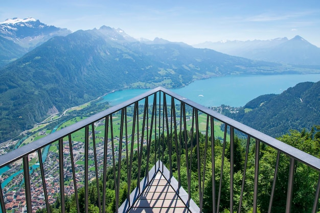 Foto geweldig uitzicht op de stad en de natuur vanaf het observatiepunt op de top van interlaken harder kulm