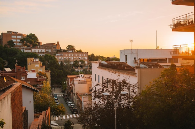 Geweldig uitzicht op de zonsopgang van de stad barcelona spanje, vastgelegd tijdens het gouden uur