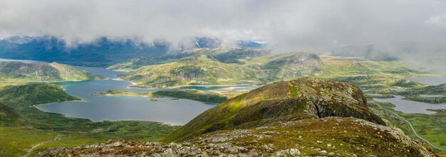 Geweldig uitzicht vanaf de Bitihorn-berg in Noorwegen