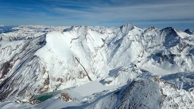 Geweldig uitzicht vanuit een drone over de besneeuwde bergheuvels