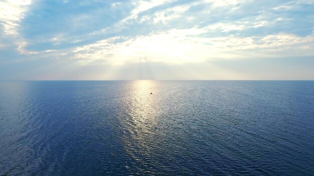 Geweldig uitzicht zonlicht reflecteren op zeeoppervlak Drone uitzicht blauwe zee op skyline