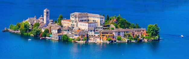 Geweldig uniek eiland midden in het meer - orta san giulio. piemonte, ten noorden van italië