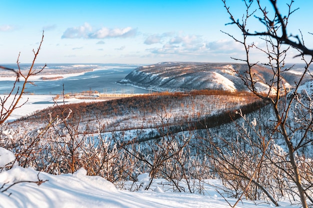 Geweldig winterlandschap in het bovenaanzicht van de bergen De sneeuw ligt op de bergen en de bomen