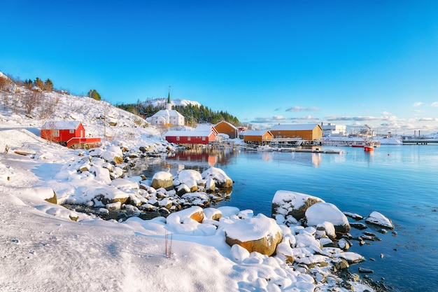 Geweldig winterlandschap van het dorp Moskenes met de veerhaven en de beroemde Moskenes-parochie Churc