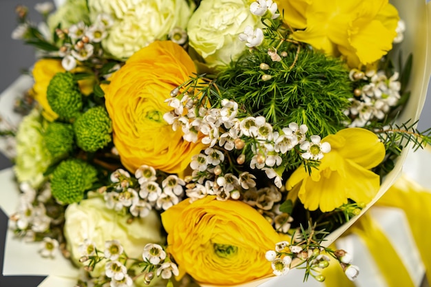 Geweldig zacht boeket met roze ranonkel violette bloemen en kleine witte rozen in kartonnen doos met roze lint Mooie bos lentebloemen Paascadeau Seizoensgebonden lentebloemen