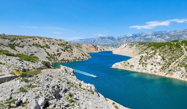 Geweldig zeekanaal met bergen op de achtergrond. Maslenica, Kroatië.