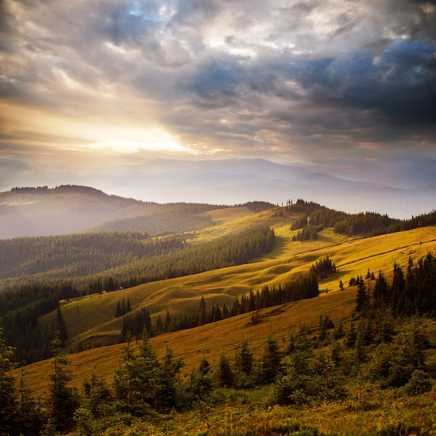 Geweldige bergzonsondergang