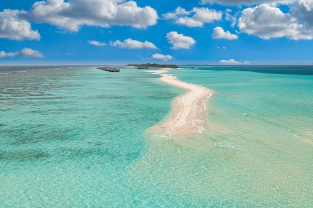 Geweldige eiland strand hemel. Maldiven vanuit luchtfoto rustige tropische landschap zandbank baai lagune