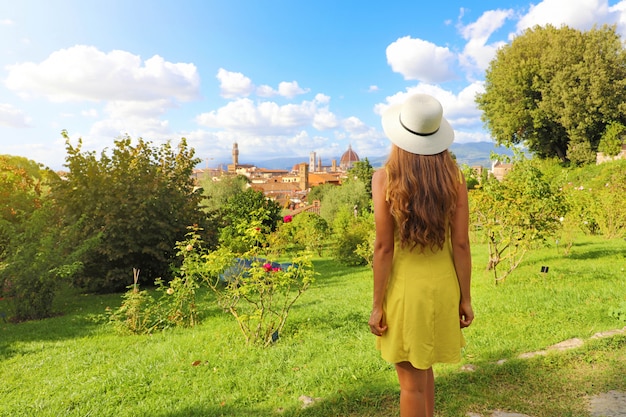 Geweldige foto van een jonge vrouw die florence ontdekt, de geboorteplaats van de renaissance in italië.