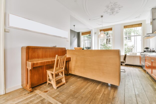 Geweldige houten piano in een chique kamer