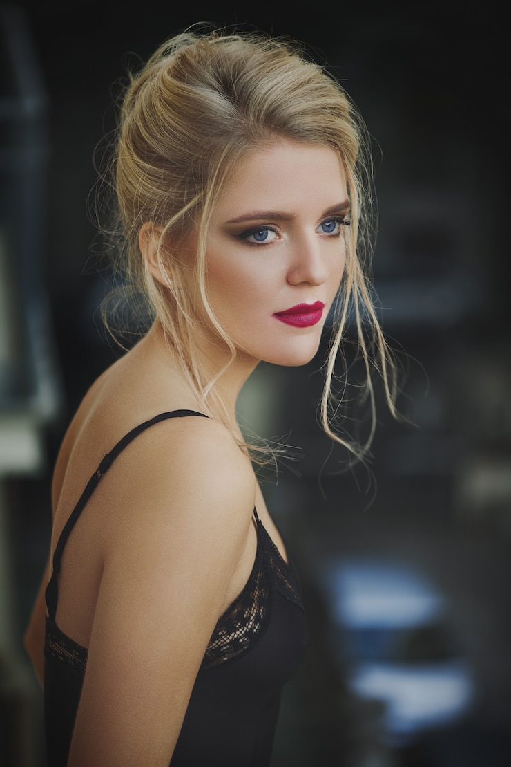 Foto geweldige jonge vrouw met een professionele make-up