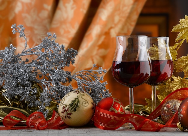 Foto geweldige kerstomgeving met heldere en kleurrijke decoraties voor een warme feestelijke toast