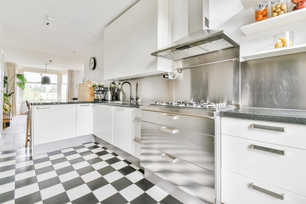 Geweldige keuken met zwart-witte dambordvloer