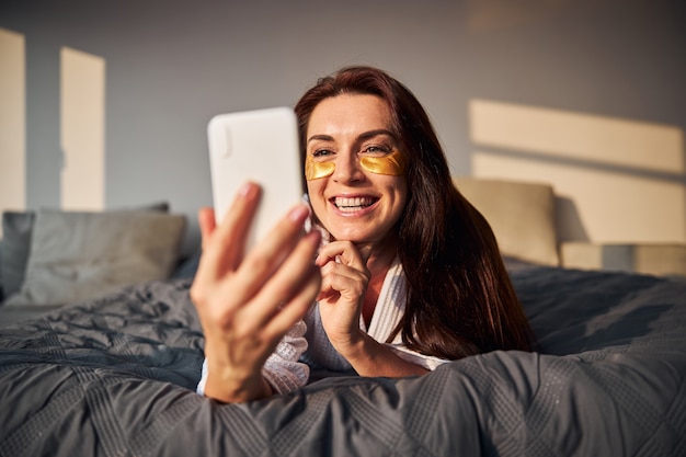 Geweldige langharige vrouw met online videogesprek