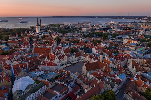 Geweldige luchtfoto drone shot van de oude stad van Tallinn, Estland bij zonsondergang. Prachtig panorama van Tallinn.