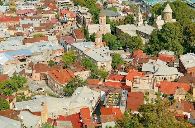 Geweldige luchtfoto van het oude Tbilisi met veel orthodoxe kerken, Georgië