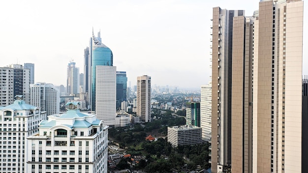 Geweldige luchtfoto van het stadsbeeld van Jakarta met veel wolkenkrabbers