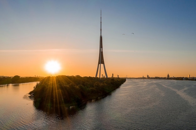 Geweldige luchtfoto van Riga Radio en TV Tower, Letland bij zonsondergang.