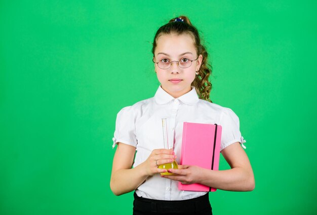 Geweldige medische resultaten kind studie biologie les met notitie terug naar school onderwijs en kennis klein slim meisje met testfles wetenschappelijk onderzoek in lab Klein schoolmeisje