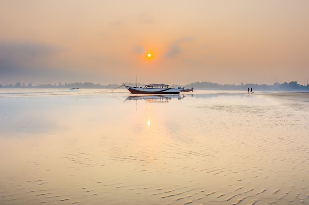 geweldige ochtend met zonsopgang moment op boot in Bengkulu, Indonesië