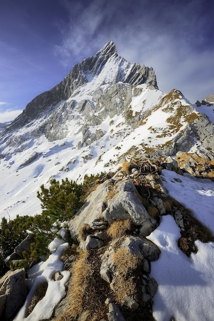 Geweldige scène van Alpspitze berg Beierse piek in de buurt van Garmisch Partenkirchen Beieren Duitsland