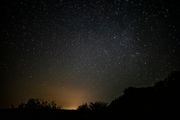 Geweldige sterrenhemel met lichtstraal