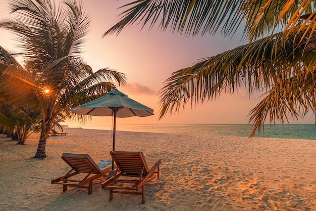 Geweldige strandstoelen aan het zandstrand, zee Luxe zomervakantie