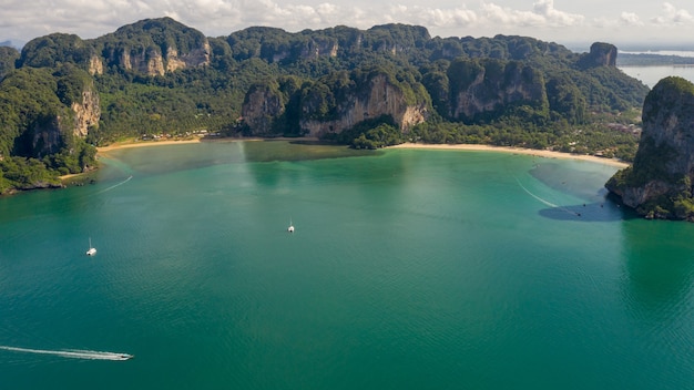 Geweldige Thailand hoogseizoen prachtig zeegezicht luchtfoto ao nang strand eiland en lange staart boot zeilen op kra bi Thailand