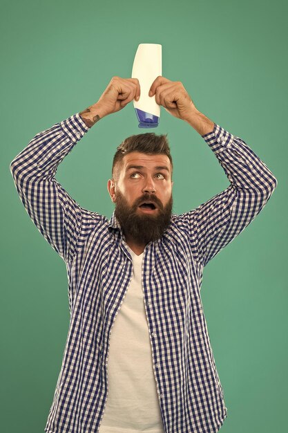 Geweldige tijd bij kapperszaak Zelfverzekerde en knappe Brutale man Rijpe hipster met baard Bebaarde man Mannelijke kappersverzorging Haar- en baardverzorging Haar er magisch uit laten zien Style in action shampoo