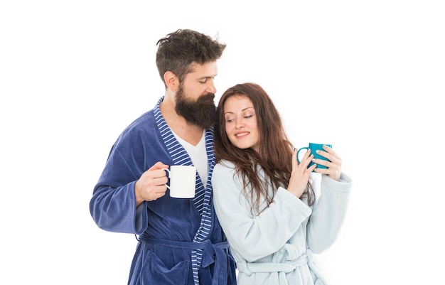 Geweldige tijd thuis doorbrengen man en vrouw hebben ontspanning en energie nodig dagelijkse routine goedemorgen koffie gelukkige familie drinken thee verliefd stel badjas paar genieten van lui weekend en koffie drinken