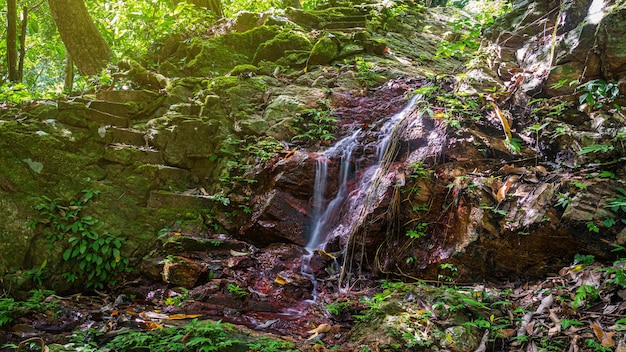 Geweldige waterval in het groene bos Laong Rung-waterval Yala Thailand