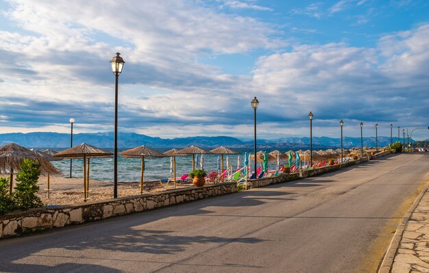 Geweldige weg op het eiland Corfu in de buurt van de kust.