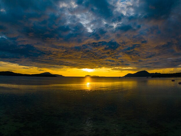 Geweldige zonsondergang of zonsopgang hemel over zee landschap Prachtig kleurrijk licht van de natuur zeegezicht achtergrond Drone luchtfoto oceaan achtergrond