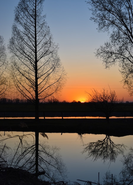 geweldige zonsondergang op de Muzza-rivier op het platteland