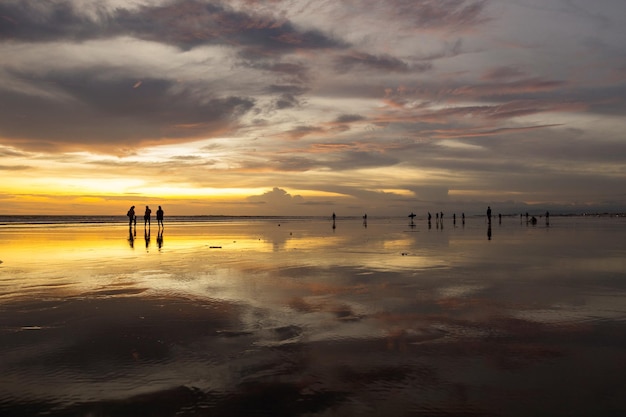 Geweldige zonsondergang op het strand van Legian in Bali, Indonesië