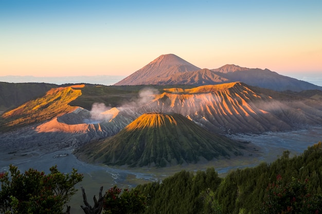 Geweldige zonsopgang in Mount Bromo